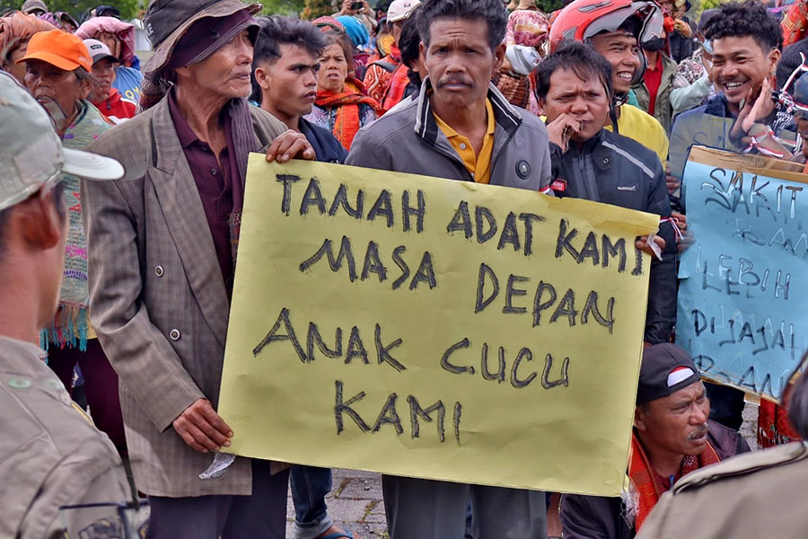 Ironisnya, meski sudah diakui secara resmi, tanah adat masyarakat Ria-Ria terus menjadi rebutan. Keputusan pemerintah yang berubah-ubah membuat warga semakin menderita dan ketidakadilan semakin nyata. 

mongabay.co.id/2024/09/17/kon…