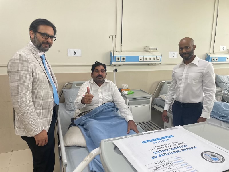 MUneurosurgery's tweet image. Chief resident Ravi Nunna and program director Farhan Siddiq operated on patients who needed complex open vascular surgery in Pakistan. Aneurysms, AVMs, and Bypasses.
Posted with patient permission.
#neurosurgery #globalhealth