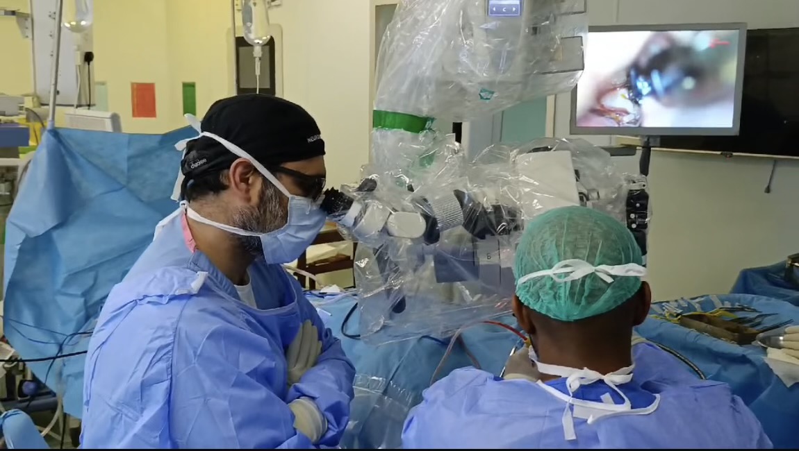 MUneurosurgery's tweet image. Chief resident Ravi Nunna and program director Farhan Siddiq operated on patients who needed complex open vascular surgery in Pakistan. Aneurysms, AVMs, and Bypasses.
Posted with patient permission.
#neurosurgery #globalhealth