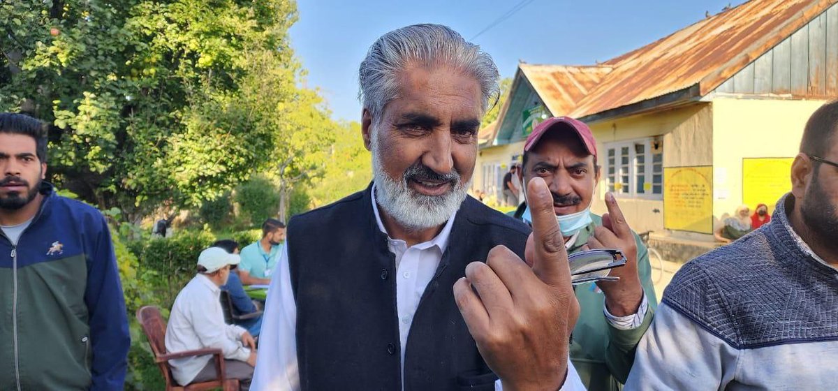 SabreenaMalik7's tweet photo. Your participation in the elections represents a strong belief in the democratic process and the future of J&amp;K. Shabir Ahmad Kullay, #JeI backed an independent candidate from 37 #Shopian casted his vote at Shopian-B #polling booth

#EmpoweringJammuKashmir https://t.co/bvPcLsqarI