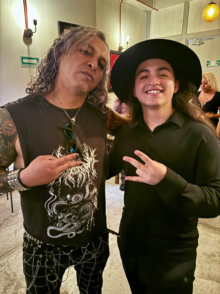 SociedadCapitol's tweet image. en la conferencia del #chidofest 🤘🩸💀jálense raza, va a ponerse prro el roooooockkkk 😛

#puropinchesociedadcapitol