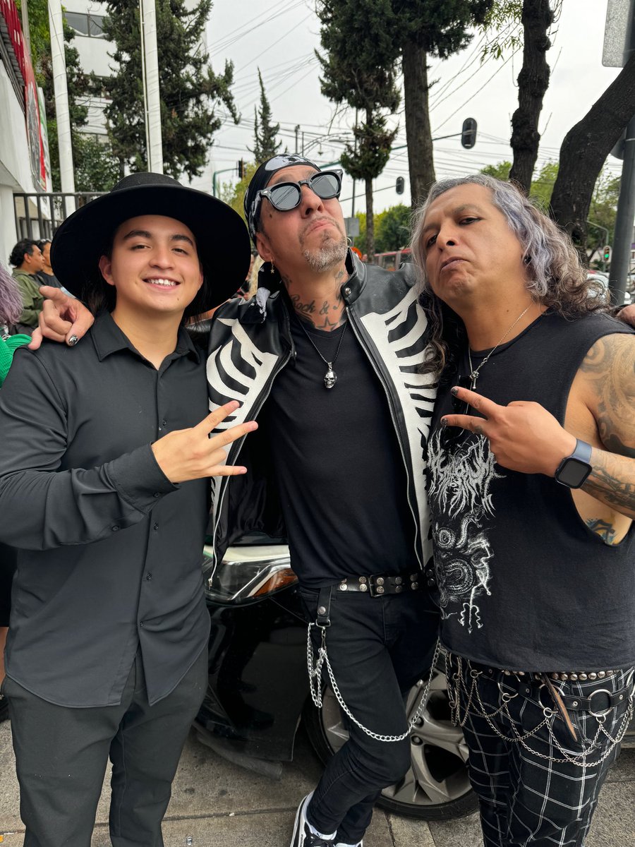 SociedadCapitol's tweet image. en la conferencia del #chidofest 🤘🩸💀jálense raza, va a ponerse prro el roooooockkkk 😛

#puropinchesociedadcapitol