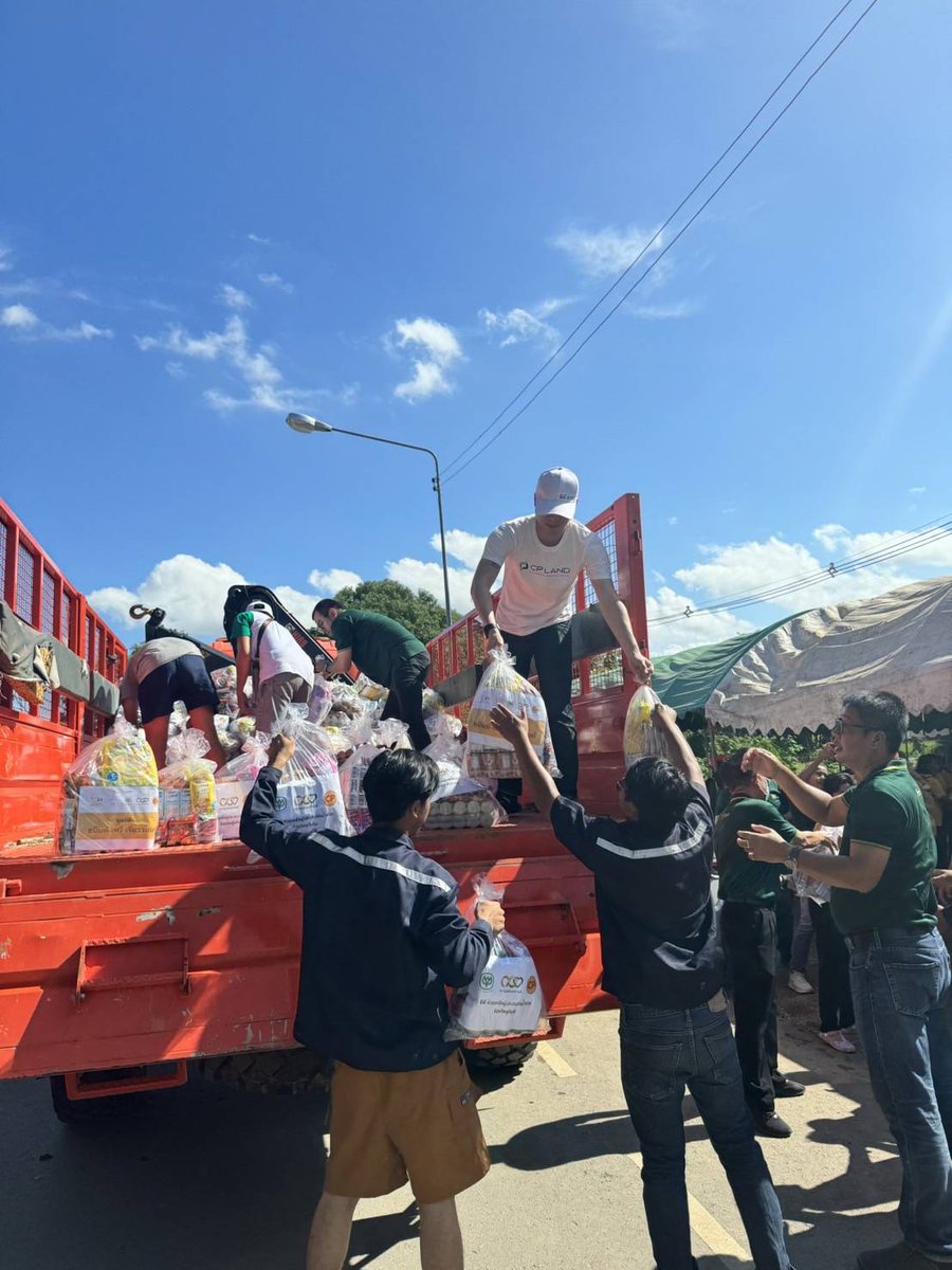 cpland_official's tweet image. CP  LAND ร่วมเป็นส่วนหนึ่งกับ เครือ CP ส่งน้ำดื่มแทนน้ำใจ สู้ภัยน้ำท่วมภาคเหนือที่จังหวัดสุโขทัย 

CP LAND และบริษัทในเครือ ขอส่งกำลังใจแก่ผู้ประสบภัย และเจ้าหน้าที่ผู้ปฏิบัติงาน และหวังเป็นอย่างยิ่งว่าสถานการณ์น้ำท่วมนี้จะคลี่คลายและกลับสู่ภาวะปกติโดยเร็ว

 #CPLAND