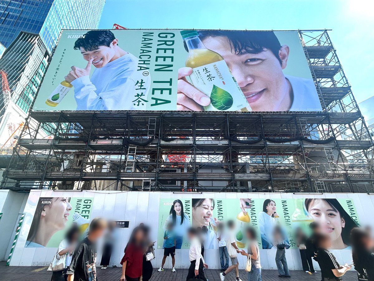 鈴木亮平 さん #出口夏希 さんを起用した「生茶」の広告を渋谷ハチ公前