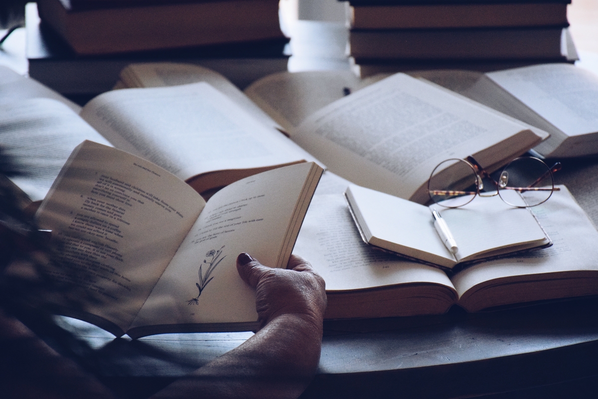 hirshmohindra1's tweet image. Libraries are treasure troves of knowledge. 🏛️ How often do you visit your local library? Share your library love and favorite finds. #LibraryLove #BookFinds