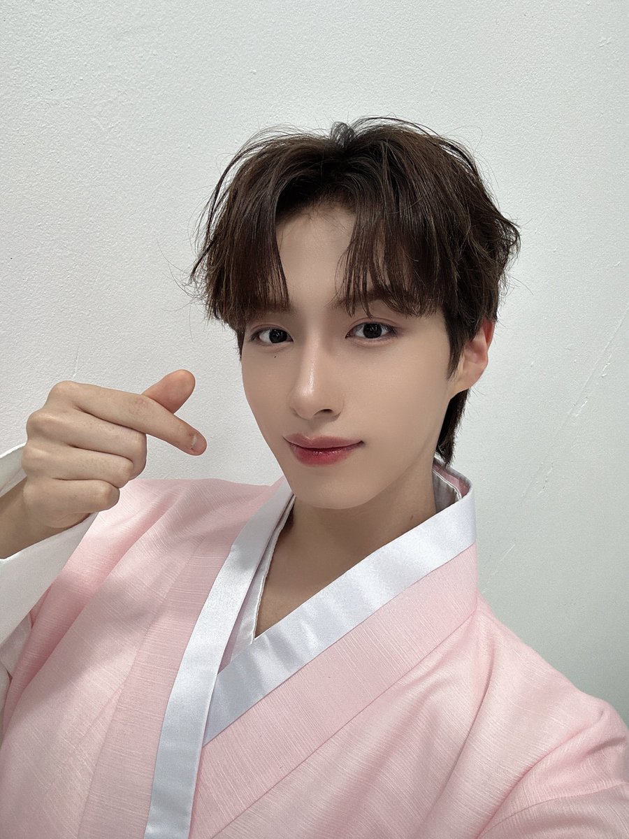 official_ONEUS's tweet photo. [#원어스] 

투문의 알찬 연휴를 위한 선물💝

#ONEUS #환웅 #HWANWOONG
#시온 #XION https://t.co/htMSWdDHHk