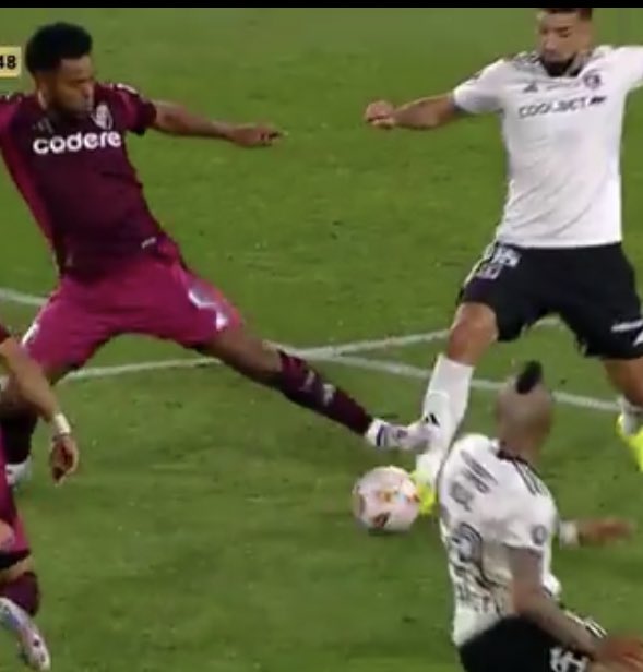 LColoKante's tweet image. Tienen que parar bien el video, muchachos. La plancha es la mitad de la tibia (!!!!)