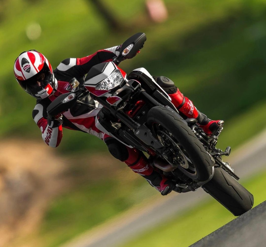 Buenos días a tod@s 😜 pasado el peor tramo de la semana, la cosa ya se suaviza 😜💪🏻 feliz #WheelieWednesday a tod@s 😜✊🏻🔥🏁