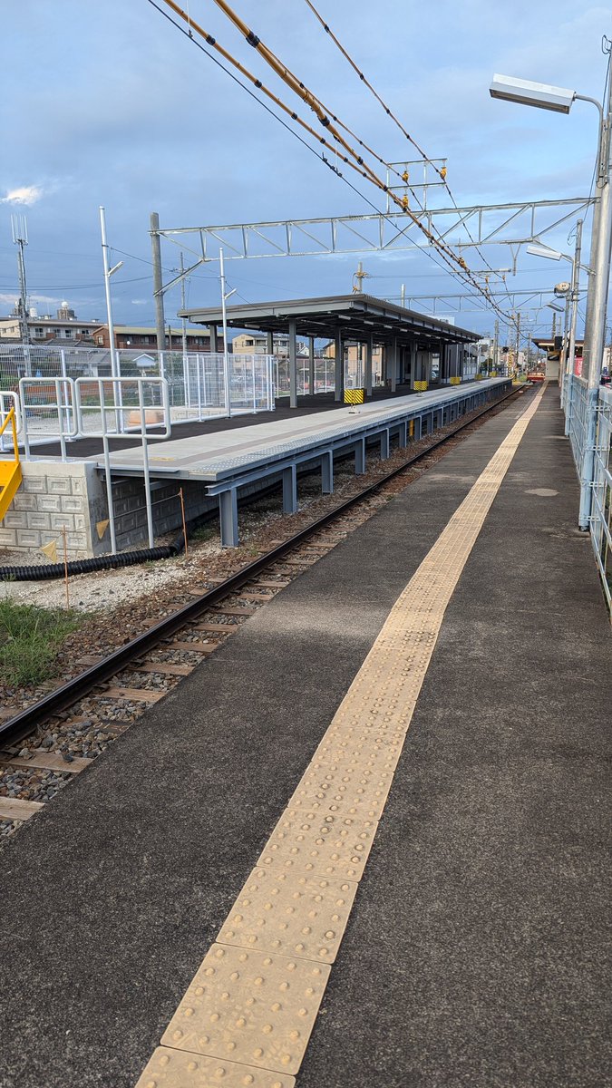 CPdKLpGXYDSYsiB's tweet image. #名鉄
＃名鉄尾西線
＃観音寺駅
久々に来たら何か新しい立派なホームが増えてるっ！