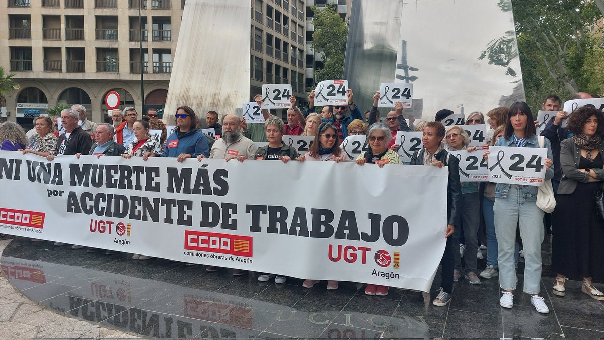 CCOOAragon's tweet photo. ⚫Otro #miércoles negro en la salud #laboral. Nos concentramos en #Zaragoza por una nueva muerte en el #trabajo. Son ya 24 en #Aragón.

➡️El accidente se produjo el lunes de la semana pasada en Quinto de Ebro (Zaragoza) en una planta fotovoltaica. 8 toneladas de hormigón de un camión cayeron sobre el trabajador que fallecía unos días más tarde en el hospital. 

‼️Pertenecía a una subcontrata de otra subcontrata. La carga estaba sin asegurar ni estabilizar.

📣Una vez más exigimos que se cumpla ley para proteger la salud y la vida de las personas trabajadoras y a las administraciones que la hagan cumplir.

🏴Nadie debería morir en el trabajo. #NoMasMuertesEnElTrabajo