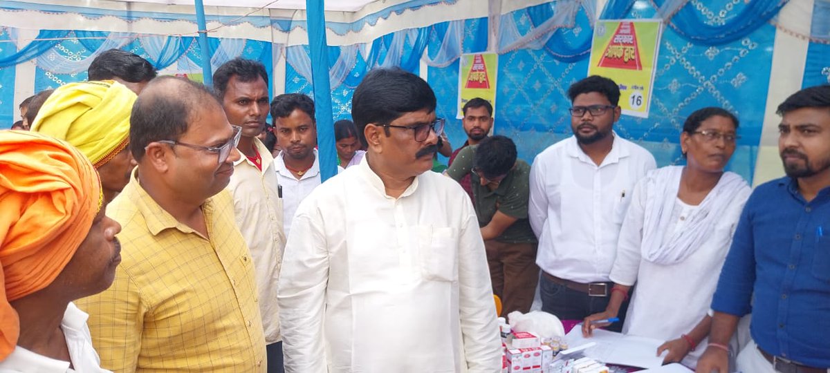 YogendraGomia's tweet photo. आज गोमिया प्रखंड के महुआटांड पंचायत सचिवालय में 'आपकी योजना, आपकी सरकार, आपके द्वार' शिविर में शामिल होने का अवसर मिला। शिविर में उपस्थित लाभार्थियों को योजनाओं के स्वीकृति पत्र वितरित किए और विभिन्न योजनाओं की जानकारी ली। हेमंत सरकार के नेतृत्व में जनता को उनके हक और अधिकार दिलाने का जो काम हो रहा है, वो वाकई प्रशंसनीय है। हर वर्ग के उत्थान के लिए सरकार पूरी तरह से प्रतिबद्ध है, और ये देखना सुखद है कि जनकल्याणकारी योजनाओं से लोगों की ज़िंदगी में बदलाव आ रहा है।
@HemantSorenJMM @JmmJharkhand @JmmGomia 
#hemantsoren #jmm #gomia #bokaro #jharkhand #apkisarkarapkedwar
