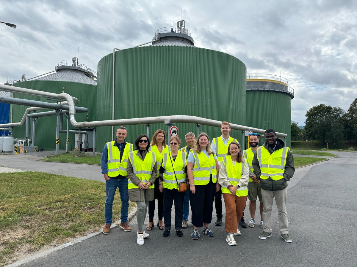 🌿Minulý týden jsme v Praze přivítali evropské partnery projektu #GreenMeUp! 

🍃Společně jsme zhodnotili dosavadní pokrok v oblasti biometanu a navštívili ÚČOV, která upravuje #biometan pro síť zemního plynu. 

🌿Setkání jsme zakončili návštěvou Farmy Hole s bioplynkou.