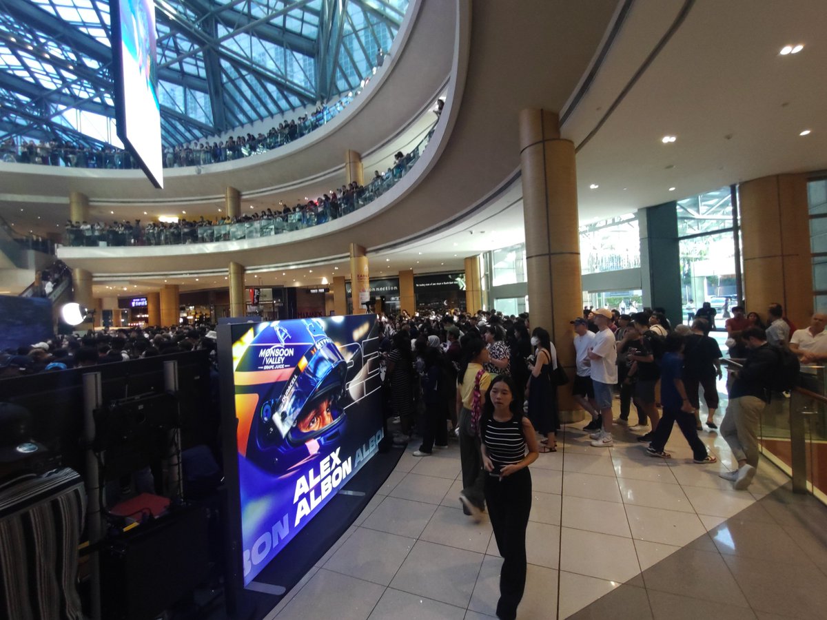 oimsi0y3a's tweet photo. サンテックシティ着きましたがすごい人だかり
人気の高さが伺えます
#Williams #SUNTEC #アルボン https://t.co/bhOPcAgrr9