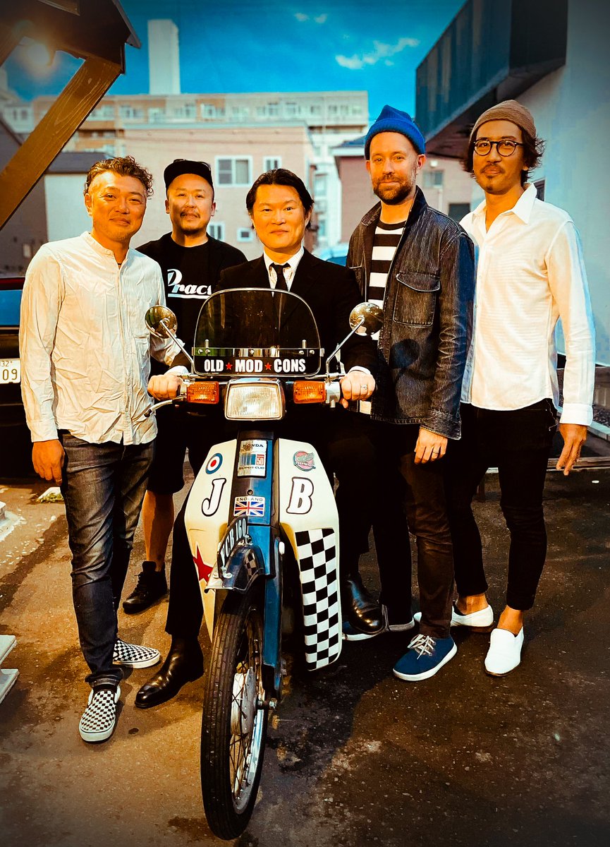 megumin808's tweet photo. ついに八甲田を越えた愛車JB号。
弘前Robbin's Nestを拠点に活動する日本一のビートルズ・トリビュートバンド、クォーリー麺のメンバーが記念写真を撮ってくれました。
左からダイスケ（Gt,Cho）、みっちゃん（Dr,Cho）、角ちゃん（Vo,Gt）、マイケル（Key,Gt,Cho）、成田さん（Ba,Cho）。ステキだ❣️ https://t.co/RN9RaxjcQ7