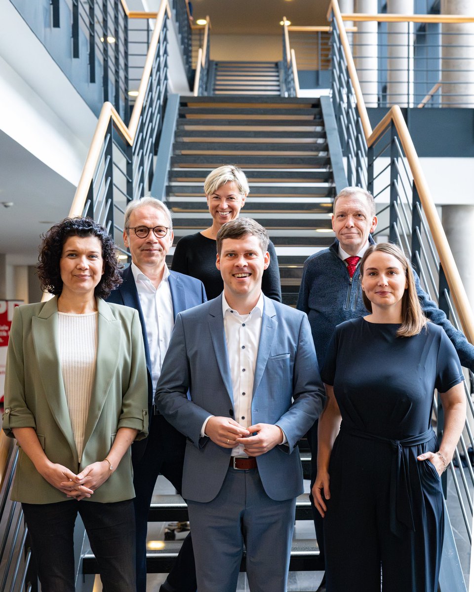 Das ist unsere neue Landtagsfraktion 👇
Unser neuer Fraktionsvorsitzender: <a href="/LutzLiebscher/">Lutz Liebscher</a> 
Parlamentarische Geschäftsführerin: <a href="/JanineMerz/">Janine Merz</a> 
Stv. Fraktionsvorsitzende: <a href="/FUCHSundIGEL/">Katharina Schenk</a> 

Außerdem dabei: <a href="/GeorgMaier8/">Georg_Maier</a>, <a href="/CorneliaKlisch/">Dr. Cornelia Klisch</a> und natürlich Matthias Hey!