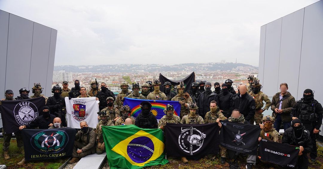 LeboucqF's tweet photo. Elles n'ont pas non plus commenté la venue à Lyon de policiers militaires brésiliens, en 2022. Entraînements au camp militaire de la Valbonne, au Transbordeur, déploiement du blindé (PVP) du Raid... Le tout sous le patronage d'une société fondée par deux anciens légionnaires. https://t.co/wJRf6ixoiC