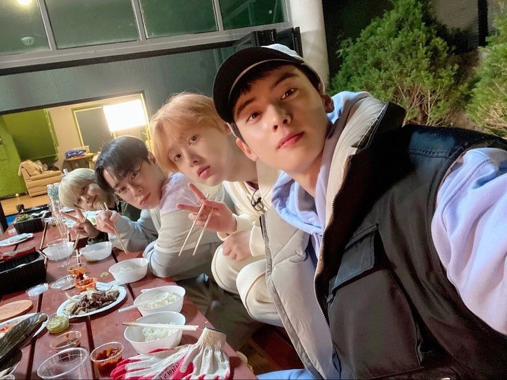 rohariaaa's tweet photo. " where's home? "

home is where astro is.. 🏡❤️‍🩹 @offclASTRO https://t.co/WFYDagUSGP