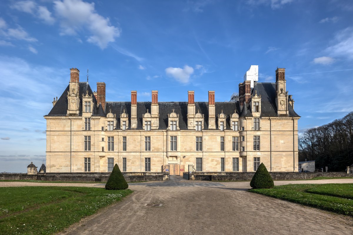VINCIConstrucFR's tweet photo. Au @chateau_ecouen, où la façade est restaurée depuis 2023, vous pourrez vous initier à la #TailleDePierre le temps d'un atelier en utilisant les outils traditionnels du métier pour sculpter un bloc de pierre en présence des équipes de notre filiale #Degaine
#Patrimoine #JEP2024 https://t.co/jCRqRAOWvT