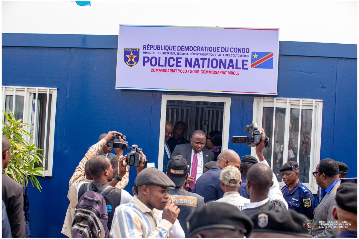 Amélioration des conditions de travail de notre Police National, une de nos priorités. 

Ce mardi 17/09/24 avons remis au Commissaire Général de la PNC des modèles types des nouveaux Sous-Ciat qui seront installé dans les 26 provinces. 

Les sous-commissariats aux croisements des