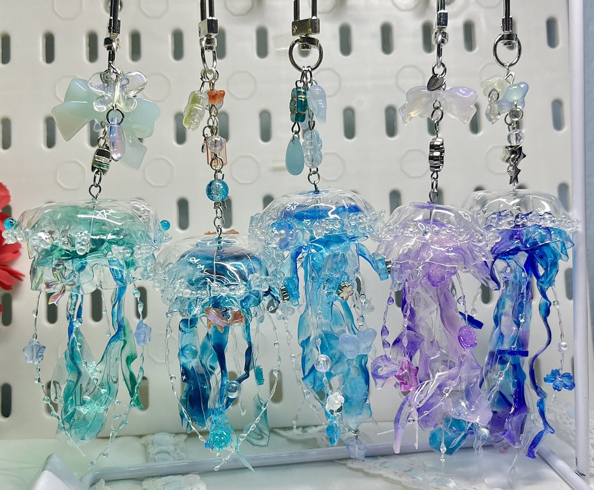 U_miUmii's tweet image. สวัสดีค่ะอูมิ หรือ ปูเป้นะคะ 🫧🪼
เป็นนักผลิตเเมงกะพรุนจากขวดน้ำรีไซเคิล
เเละผลิตสัตว์ทะเล 
ยินดีที่ได้รู้จักนะคะทุกคนเลยนะคะ 🩵