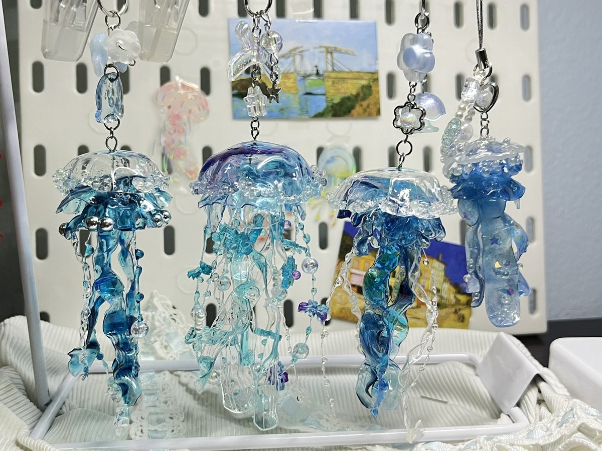 U_miUmii's tweet image. สวัสดีค่ะอูมิ หรือ ปูเป้นะคะ 🫧🪼
เป็นนักผลิตเเมงกะพรุนจากขวดน้ำรีไซเคิล
เเละผลิตสัตว์ทะเล 
ยินดีที่ได้รู้จักนะคะทุกคนเลยนะคะ 🩵