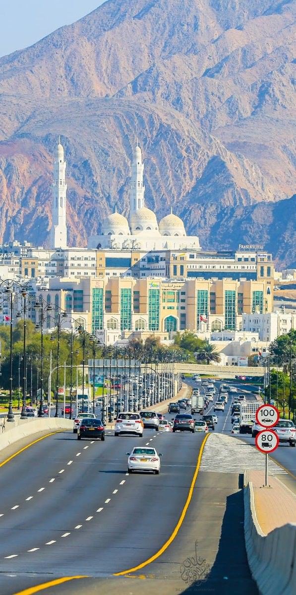 لَكنَّني أُحِبُهَا ، أرّكانُهَا ، لونَ جِبالُهَا ، رائِحةُ تُرابُها
فاتنةُُ هي ، مَديِنتي.🤍
#مسقط