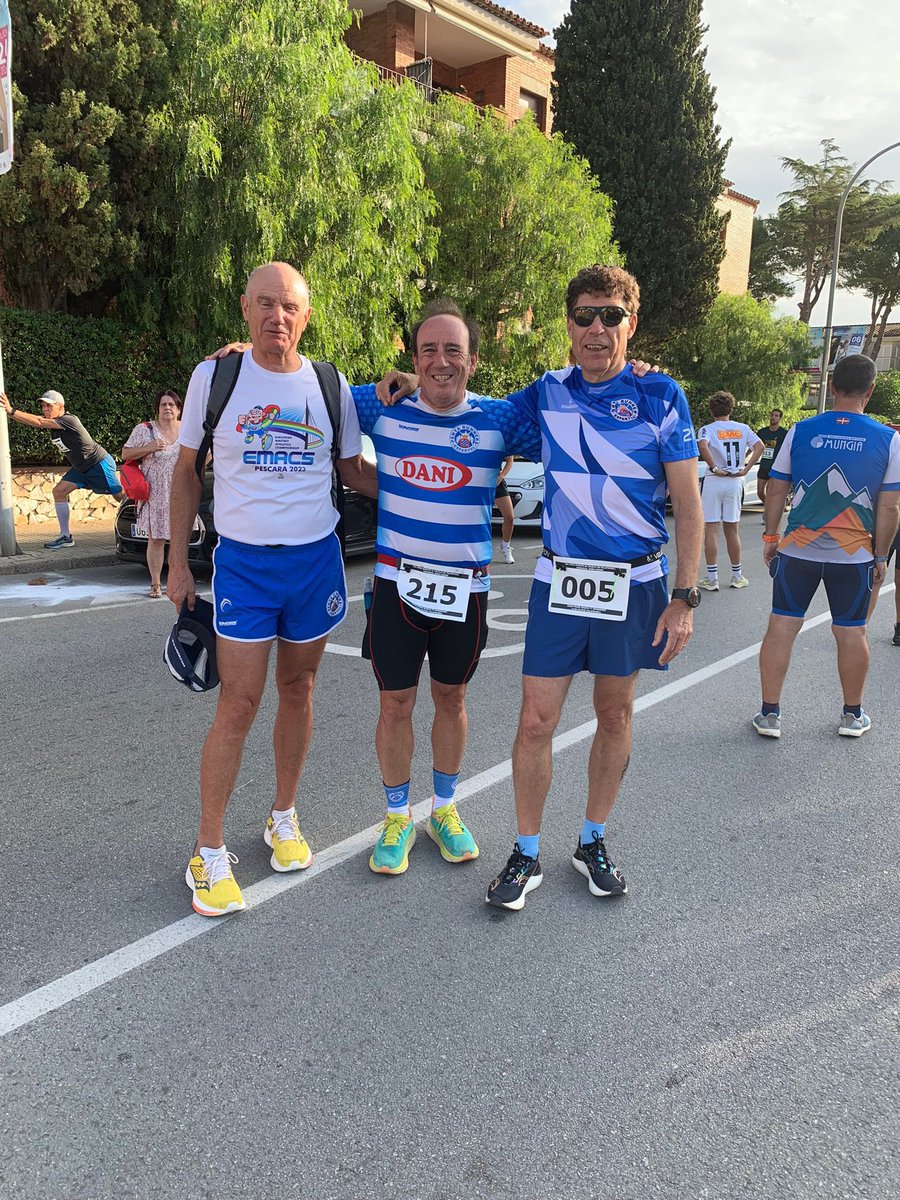 MATXAMBRATS! 💙🤍💙
Per a què després es digui que no tenim varietat a les samarretes! 🥴
Mini marató de Calella, el Fabian , l' Alfredo <a href="/alfredo37245205/">alfredo</a> i l' Edu <a href="/Eduvilamajor/">Eduard</a>