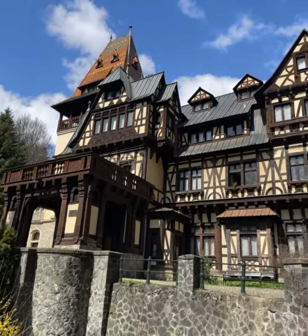 soz_media's tweet photo. GÜNAYDIN TURKİYE 🇹🇷
BUNA DİMİNEATA ROMANİA! 🇹🇩
TRAVEL ........Castelul Peleş
https://t.co/wzkKrGT61X
#peles #castelulPeles #Romania #bucurest #ROMANYA https://t.co/7xoS4JCChz