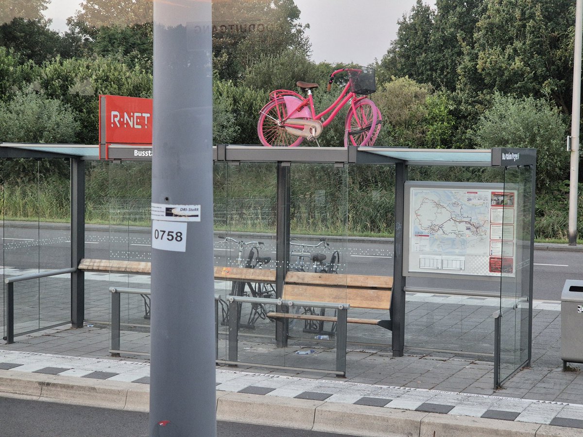 TheSenator007's tweet photo. Beschaafde humor: de fiets niet op het dak gooien, maar op het dak zetten, keurig netjes op de standaard #fietshumor #busleven https://t.co/qo88eaGovD