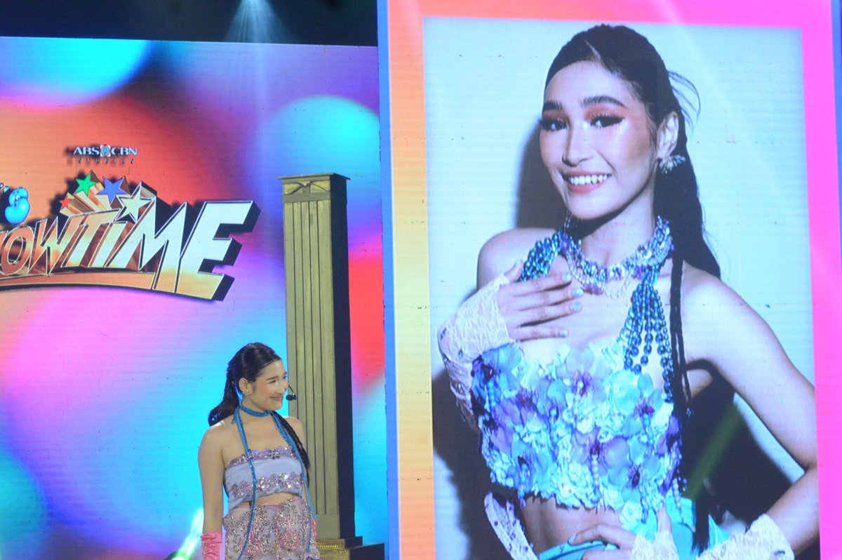 itsShowtimeNa's tweet image. 🎭#KalokalikeFace4 na! Ang ‘BINI Jhoanna’ ng Davao, Del Norte, ANGELICKA! Kaloka o Kalokalike? #ShowtimeWayboxWednesday

Watch us Live, Follow, and Subscribe here:
linktr.ee/itsshowtimena