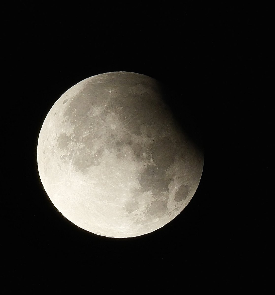 WalesRees's tweet photo. Last night’s partial eclipse of the moon taken at 3.45am &amp; last night’s super full moon as it rose above Cowbridge. 
…all taken in Cowbridge #Eclipse2024 #Supermoon @DerekTheWeather @Ruth_ITV @BBCNews @ITVWales https://t.co/IaQnqDq4vZ