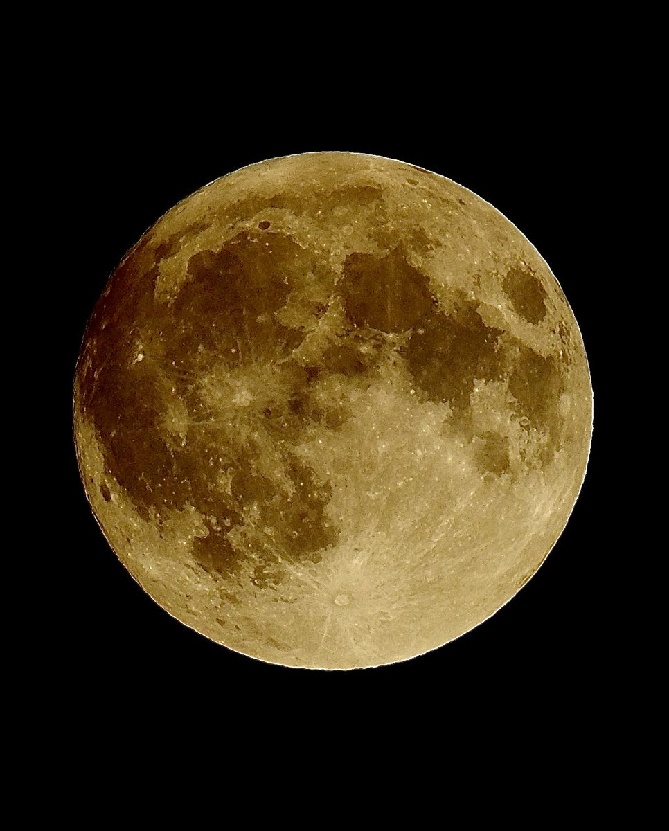 WalesRees's tweet photo. Last night’s partial eclipse of the moon taken at 3.45am &amp; last night’s super full moon as it rose above Cowbridge. 
…all taken in Cowbridge #Eclipse2024 #Supermoon @DerekTheWeather @Ruth_ITV @BBCNews @ITVWales https://t.co/IaQnqDq4vZ