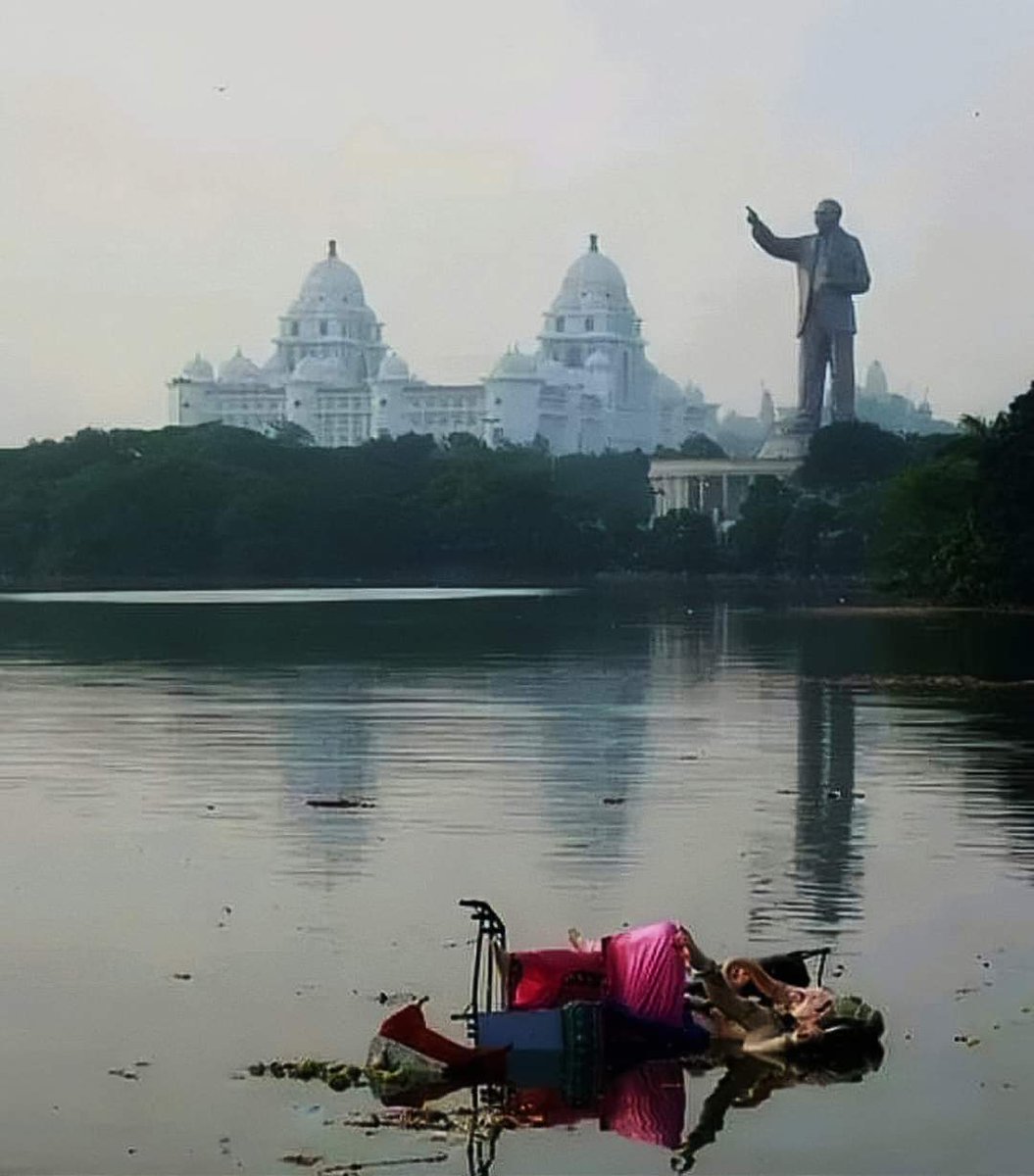 इस तस्वीर में 2 मूर्तियां हैं एक अपने ज्ञान के बल पर खड़ी है....
और दूसरी धार्मिक अन्धविश्वास की वजह से कीचड में पड़ी है।