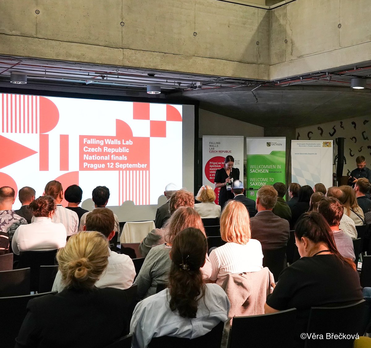 velvyslanec_SRN's tweet photo. V minulém týdnu se uskutečnilo 🇨🇿 finále soutěže pro mladé vědce a inovátory Falling Walls Lab. Gratuluji letošnímu vítězi Josefu Pacalovi @ujoex, který zabodoval s prezentací Breaking the Wall of Research &amp; Innovation Insights, a bude tak reprezentovat 🇨🇿 v Berlíně. 👏 https://t.co/3Ldj2A4AVM