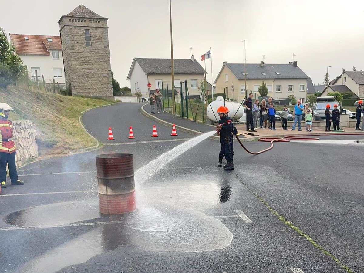 [Fin de la première année]

Le samedi 29 juin, les parents des JSP ont été invité à la caserne dans l’objectif de voir tout ce que les jeunes ont appris durant la première année de formation !

Enfants et parents très fiers de partager ce moment ensemble !

#jsphautelozere #jsp