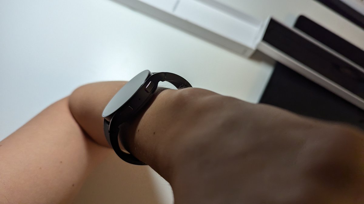 Когда покупала часы в подарок - сели идеально. Покупала себе - мощно проебалась с размером ( 
И есть ощущение, что если брать "женский" размер на 4мм меньше, они всё равно не сядут нормально. Жаль, по фичам хотела именно эти