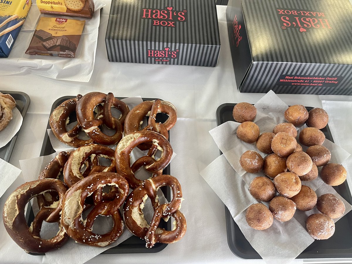 petoandrea's tweet image. I do not know what do I appreciate more: the #gingerbread or the #breczels #conferencing #mymünchen