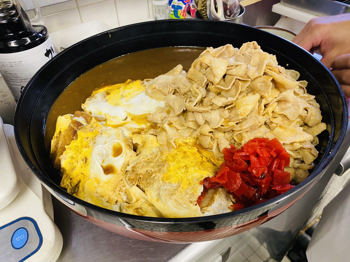 fujisobar's tweet photo. みなさんが食べてみたいのはどちらですか？！

『巨大よくばりコンボ』→　いいね❤️
『巨大コロッケ』　　　→　リポスト🔁 https://t.co/iin9jpLb7a