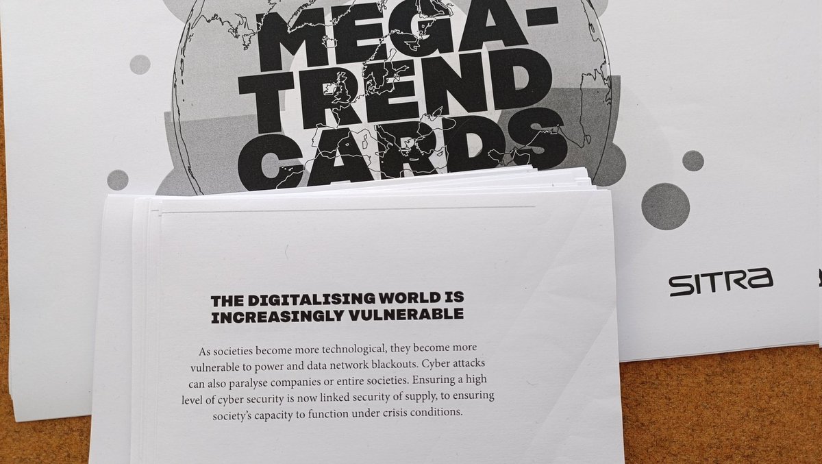 Olemme käyttäneet <a href="/SitraFund/">Sitra</a> megatrendikortteja erilaisissa tapahtumissa ja #TiedekeskusSoppi'ssa. Tänään uutisoitiin taas Venäjän GPS-häirinnästä. Kortit on osuvat! <a href="/OttoThkp/">Otto Tähkäpää</a>
