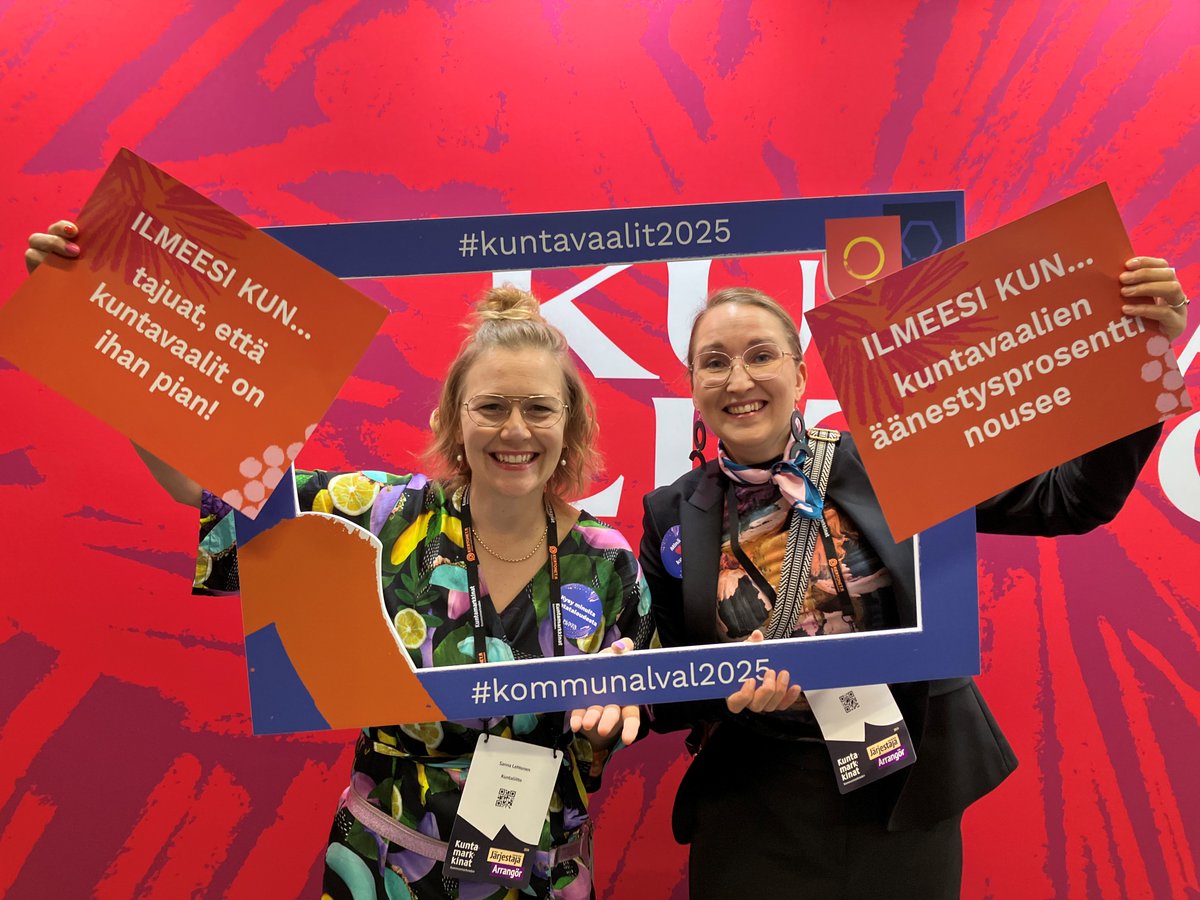 Kuntaliitto's tweet photo. Tule ottamaan selfie #kuntamarkkinat osastollamme! 1. Valitse iskulause 2. Hymyile 3. Jaa somessa😁

Vaaleista innostuneet kuntaliittolaiset @SKlehtonen  ja @RuohoMaija näyttävät mallia. https://t.co/07KHsq67K8