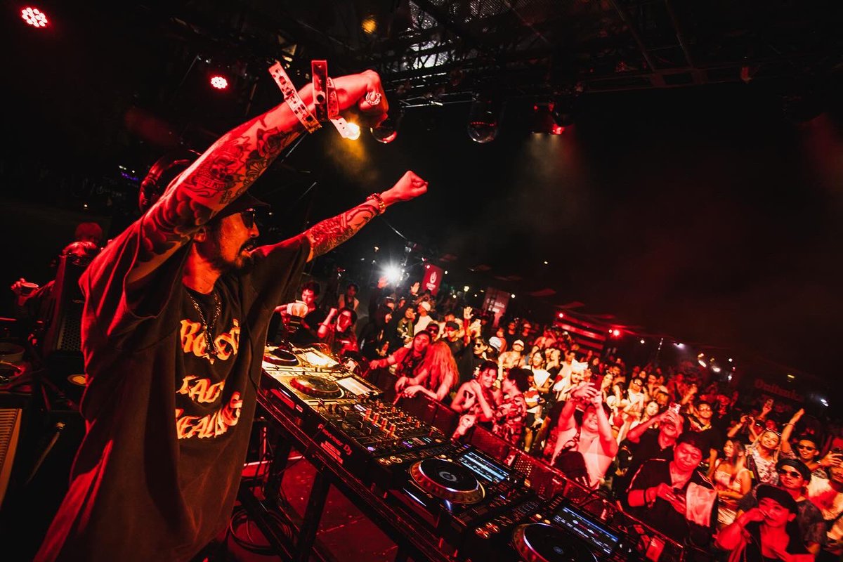 djyagi0703's tweet photo. ULTRA JAPAN 2024🇯🇵💜💙💜
@UltraJapan @SUGARBITZ_staff 

DAY2 09.15 SUN
ULTRA PARK STAGE
DJ @djyagi0703 
VJ @VJ_REi 
Photo by @uegurisekaikan 

20:15-21:00 の PARK STAGEラストのステージに立たせて頂きました🫡💥

昨年に引き続きULTRA PARK STAGEの大舞台でDJが出来た事に改めて感激し言葉にならないくらいサポートしてくれている皆様に大変深謝しております😭‼️

ラストにステージに立つのはULTRA JAPANに初出演した2018年以来の5回目の出演となり6年ぶりでした。

応援してくれた皆様のお力があったからこそしっかりと45分間"PSYTRANCE SET"で今の自分の全てを出し切る事が出来ました🪬✨

何より、オーディエンス皆んなの熱狂が本当に凄かった🥹🔥

オーディエンスの皆んながULTRA PARK STAGEのバイブスを最後最高潮まで作りあげてくれた🤝

めちゃくちゃ楽しかったしとても励みになりました☺️🌈

この貴重な経験を糧に今日からまたDJとしての活動に精進したいと思います😤💪

関係者の皆様、スタッフの皆様、テクニカルチームの皆様、アーティストクルーの皆様、2日間の長丁場の現場お疲れさまでした‼️

そして、オーディエンスの皆様、感動をたくさん届けてくださり、心から感謝しています🥹🙏✨

毎年同じ事を言ってるかも知れませんが、僕もオーディエンスの皆様と同じで #ULTRAJAPAN が大好きです😊💙

今年もULTRA JAPANと共にこの夏最後の最高の思い出を作る事が出来ました☺️🫶

次回のULTRA JPAPAN 2025の開催が発表もされております😆💜

遂に記念すべき10周年となるULTRA JAPANとなります🇯🇵㊗️✨

来年も出演出来るように今日からまた頑張ります🫡‼️

Thank you so much🥰🫶 Hope to see you again🤩🌈💙

#ultrajapan #ultrajapan2024 #ウルトラジャパン #resistance #djyagi #ultraparkstage #sugarbitz #ads  #club #RAVE  #レイヴ #psy #サイケ #psychedelicart #psytrancemusic #psytrance #psychedelictrance #psytranceparty #tranceparty #サイケデリックトランスパーティー #サイトランス #DJ #PARTY #TRANCE #music #trancemusic #adventure #powerplay #トランス