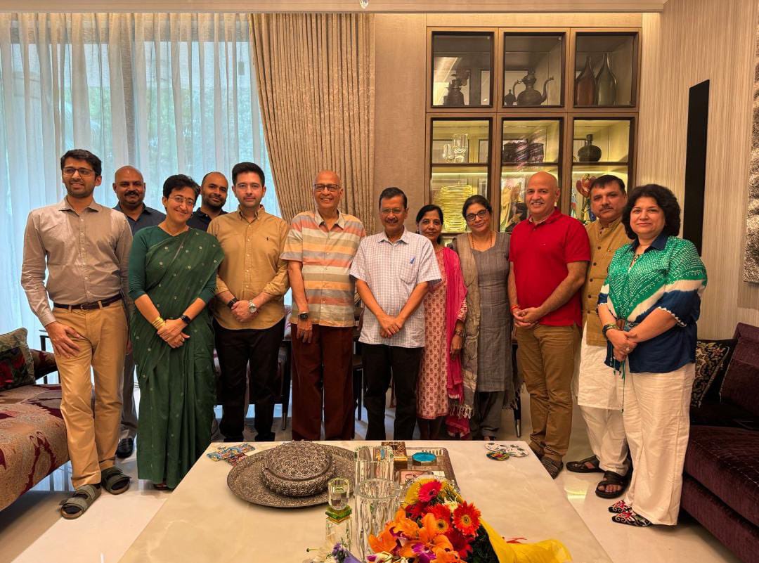kamlesh1963's tweet photo. एक वकील की ताकत
पूरी सरकार धन्यवाद देने वकील साहब के घर पर गयी है। https://t.co/mPy4BYqiPL