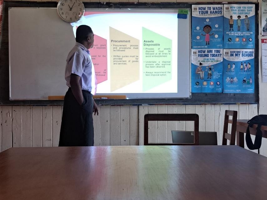 FICAC_Official's tweet photo. Corruption Prevention Officer Mr Waisea Qio facilitating a session on Best Practices for Preventing Abuse of the Free Education Grant to the Management of Nagigi Primary School this morning.

#FightingCorruptionTogether #FICAC #SayNoToCorruption https://t.co/tFO2PprN9Y