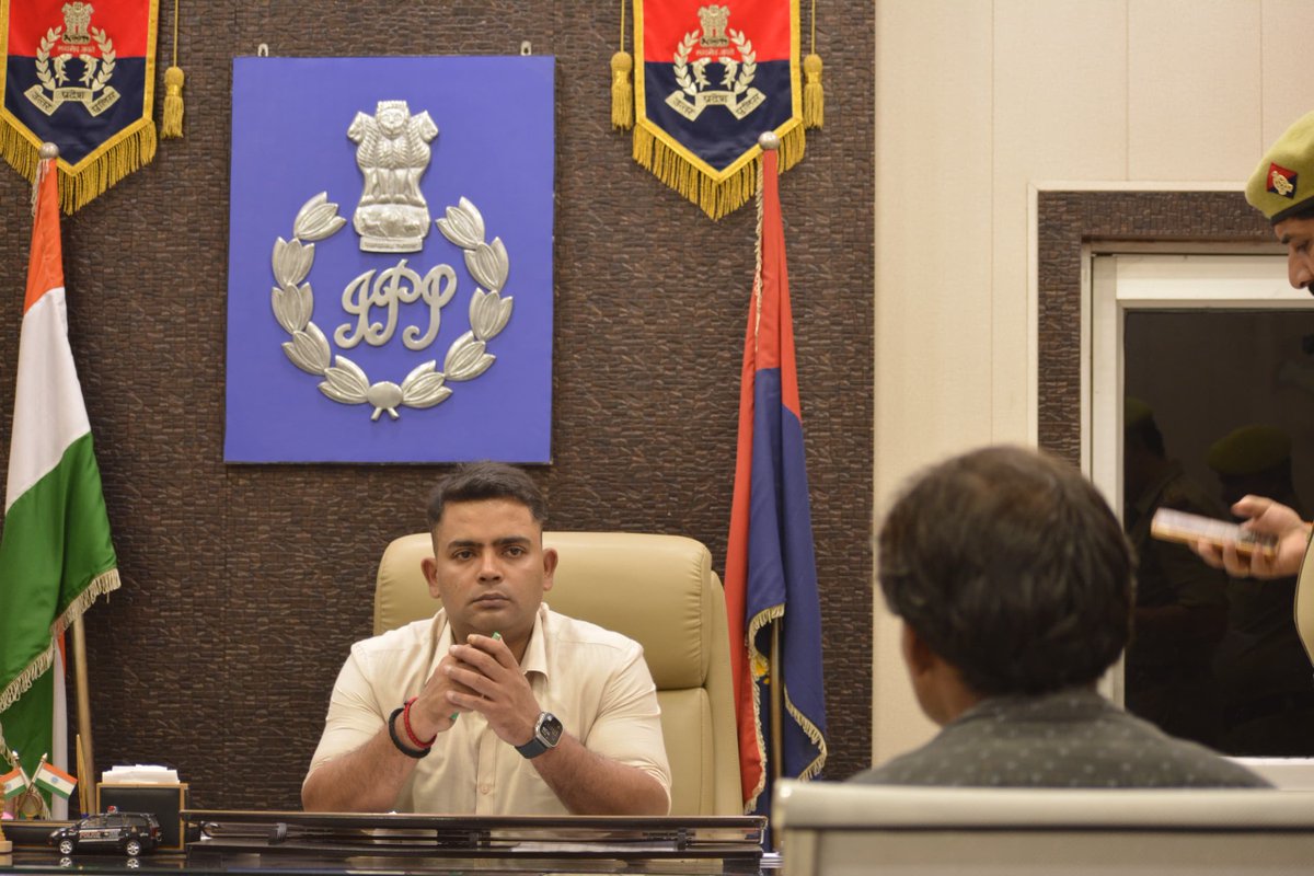 amethipolice's tweet photo. #SP_अमेठी द्वारा पुलिस कार्यालय गौरीगंज में #जनसुनवाई की गयी। इस दौरान पुलिस कार्यालय में आने वाले फरियादियों की शिकायतों को सुना गया तथा उनके समयबद्ध व गुणवत्तापूर्ण निस्तारण हेतु संबन्धित को आवश्यक आदेश-निर्देश दिए गए। 
#amethipolice https://t.co/PLRlIy6YLa