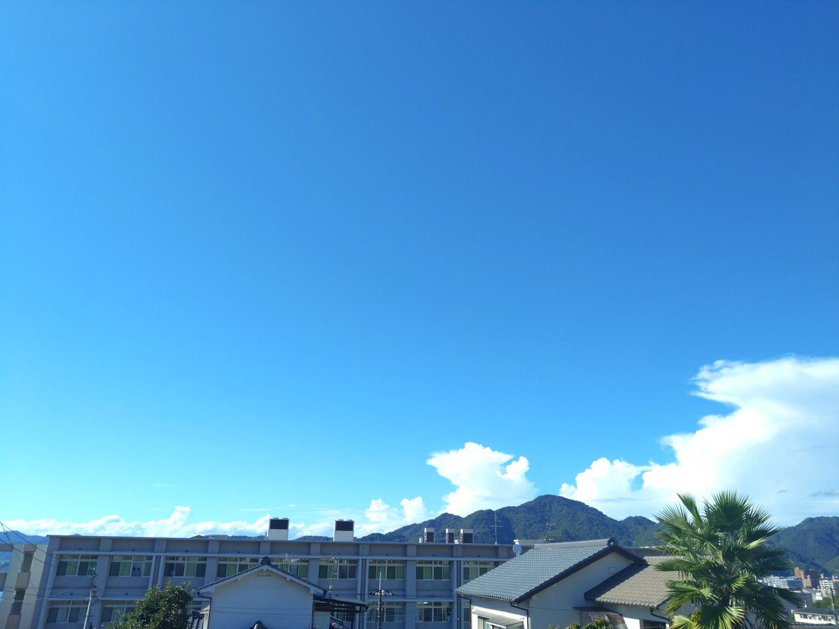 usagi62702179's tweet photo. 夏休みの思い出って感じの空。秋分の日も間近なんですけどね。 #呉 #呉宮原高校 #宮高 https://t.co/xTmV3BcwpK