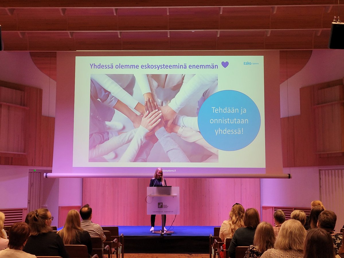 Eskopäivillä Oulussa. Kaisa-Liisa Harjapää haastaa tekemään ja onnistumaan yhdessä. Mitäpä siihen lisäämään! #eskopäivät2024 #unaoy #sote