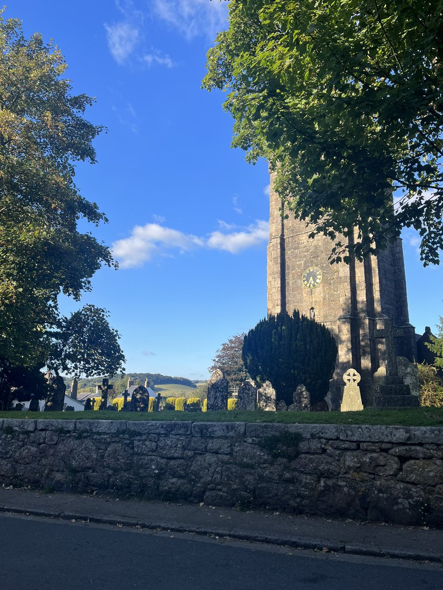 WhidAutumnFest's tweet image. 🎶 ☀️ We’ve arrived! Rehearsals are underway as we prepare for the start of the festival this evening.
Thank you to the #ChagfordInn for feeding our musicians on Day 0!
See you tonight for our opening concert ➡️ whiddonautumnfestival.co.uk/events/ #Chagford