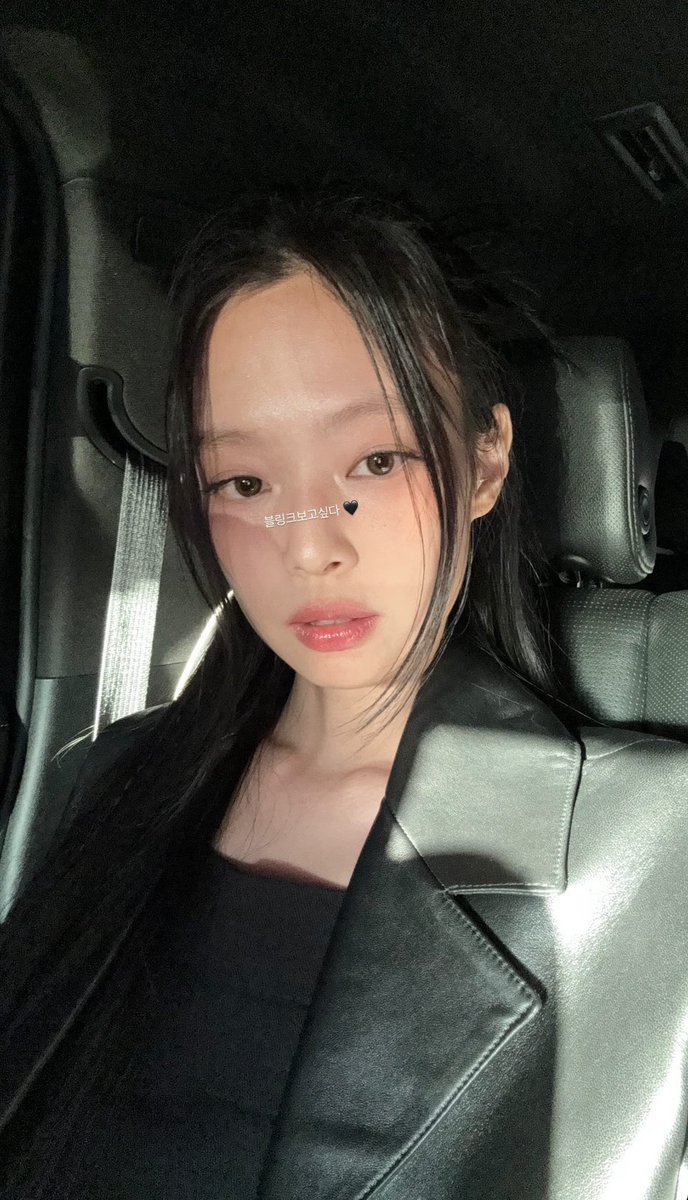 blackpinkbabo's tweet photo. Jennie IG story 🩵 @Blackpink 

“I miss Blinks 🖤”
“i miss you blinks 🤍” https://t.co/KijuRXEO1R
