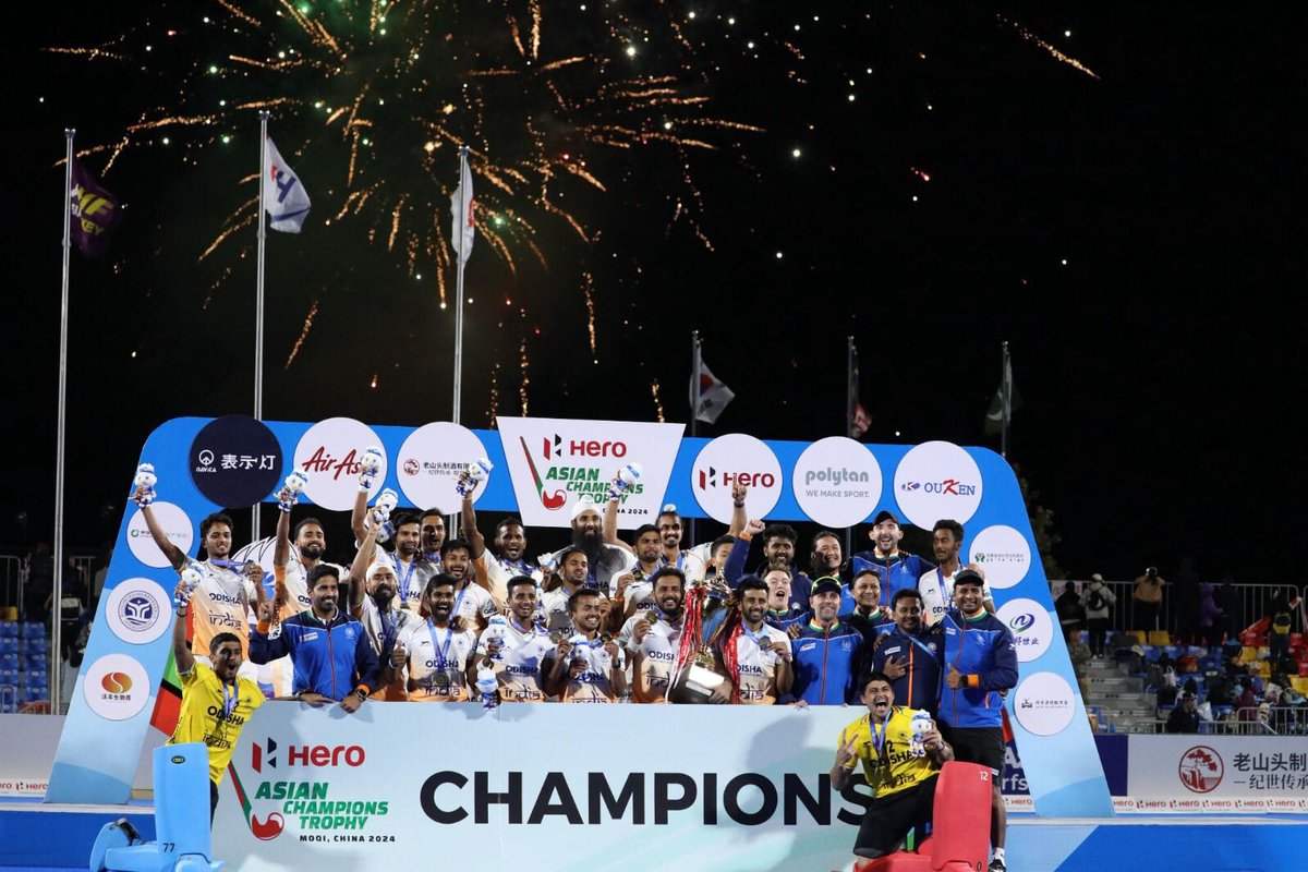 DharmendrLodhii's tweet image. बधाई चैंपियन्स!

भारतीय हॉकी टीम के सभी खिलाड़ियों को Asian Champions Trophy के फाइनल में 1-0 से चीन को हराकर ट्रॉफी जीतने पर हार्दिक बधाई...🏑🇮🇳🏆

आगामी मैचों के लिए हार्दिक शुभकामनाएं!
#Cheer4Bharat #HockeyIndia
#HockeyAsianChampionsTrophy