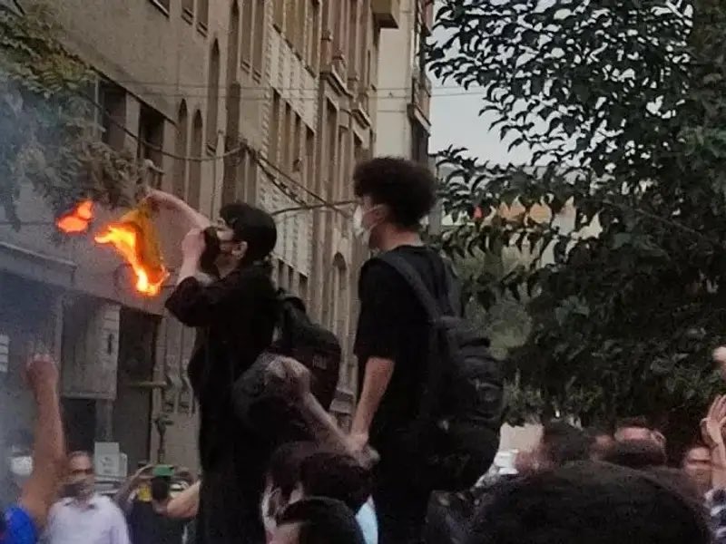 او دو سال پیش در ۱۶ سالگی‌اش در چنین روزی این وسایل را‌ توی کوله‌پشتی‌اش گذاشت و به عشق رهایی راهی خیابان شد. تنها یک سال از او بزرگ‌تر بودم که با این سودا از ناکجاآبادها سردرآوردم. برای خودم، سه هم‌بندی‌ از دست داده‌ام، و بعد از تو، ما به عقب باز نمی‌گردیم و آدم قبلی نمی‌شویم!